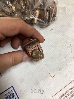 Sac de 25 pinces de mise à la terre Burndy GB26 pour fil de 4-2/0 AWG, directement enterrées ED4U